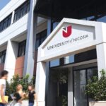 Η κεντρική είσοδος του Πανεπιστημίου Λευκωσίας με την επιγραφή του ιδρύματος