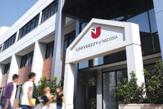 Η κεντρική είσοδος του Πανεπιστημίου Λευκωσίας με την επιγραφή του ιδρύματος