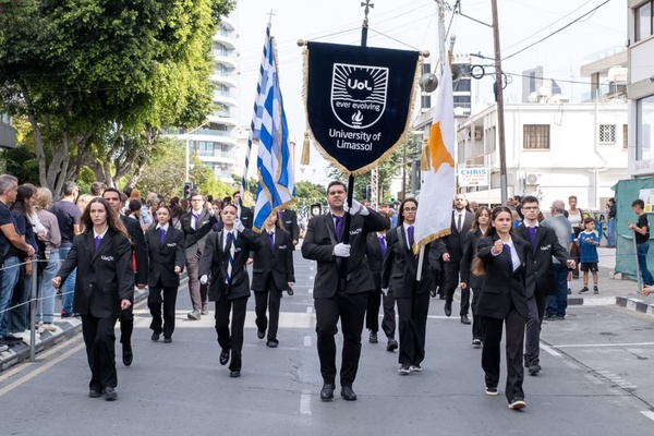 Η φοιτητική αντιπροσωπεία του Πανεπιστημίου Λεμεσού στην παρέλαση της 28ης Οκτωβρίου