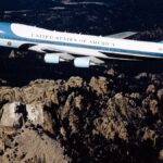 Το προεδρικό αεροσκάφος πάνω από το Mount Rushmore