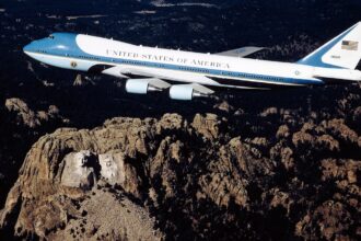 Το προεδρικό αεροσκάφος πάνω από το Mount Rushmore