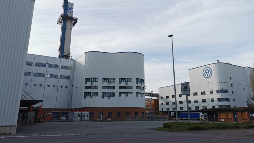 Εγκαταστάσεις της Volkswagen στο Osnabrück της Γερμανίας με τα σήματα VW.