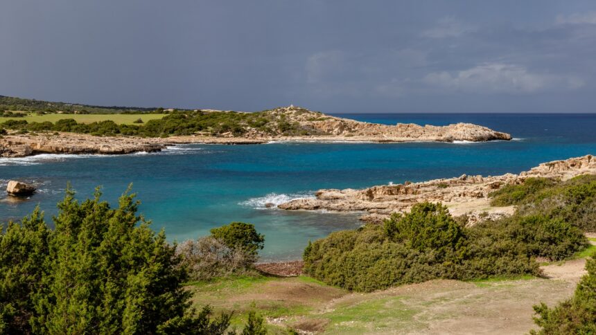 Νεφώσεις πάνω από τον κόλπο Amphitheatre στον Ακάμα, φωτογραφία αρχείου