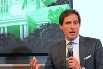 Ο Βόπκε Χούκστρα σε δημόσια συζήτηση στη Νέα Υόρκη, 22 Σεπτεμβρίου 2026