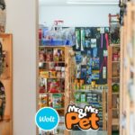 Εσωτερικό καταστήματος προϊόντων κατοικιδίων με τα λογότυπα Wolt και Mr & Mrs Pet