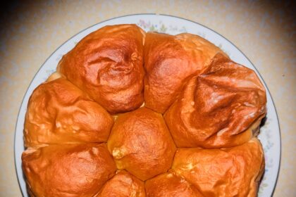 Σπιτικά ψωμάκια σε πιάτο